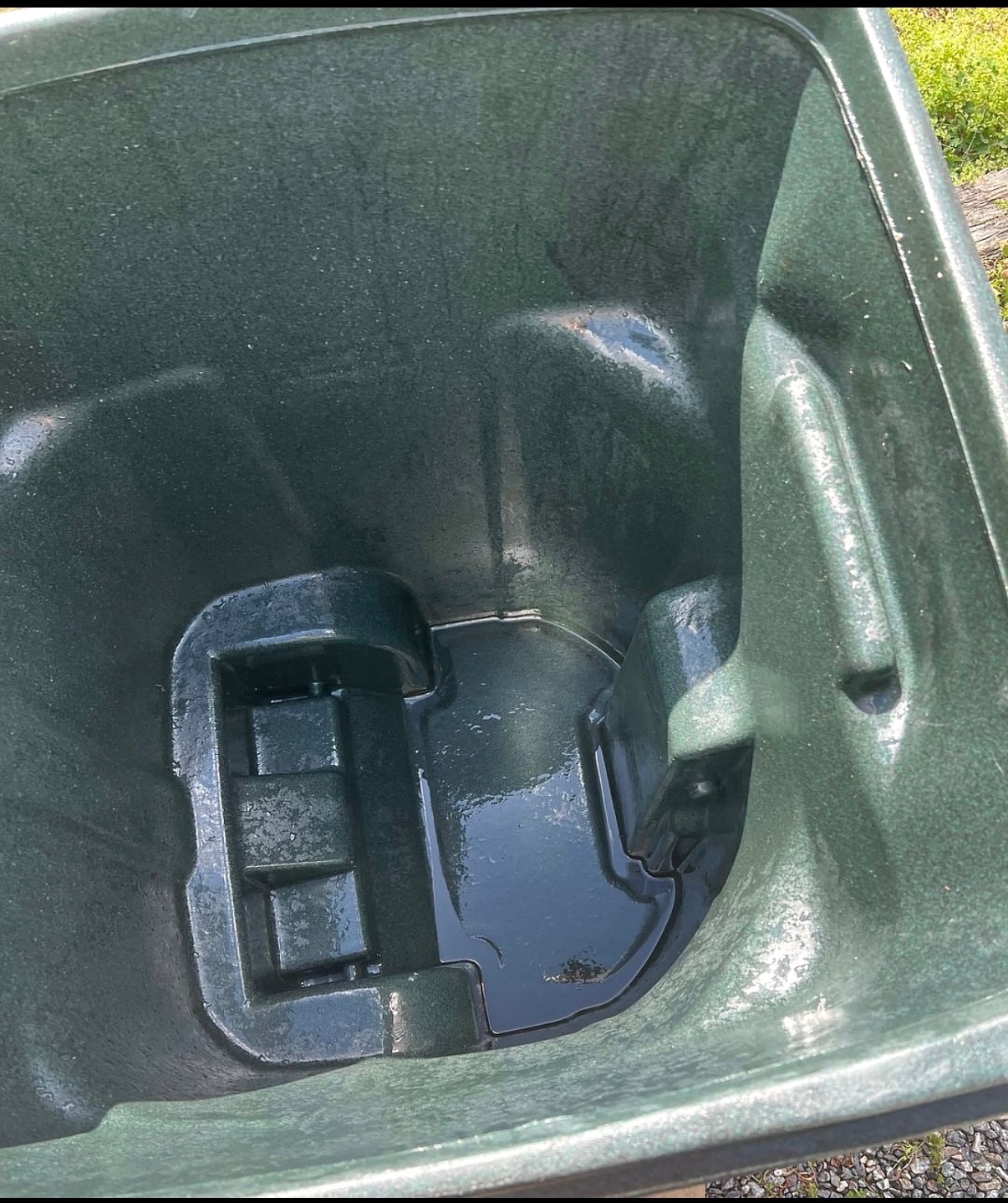 Trash bin after cleaning