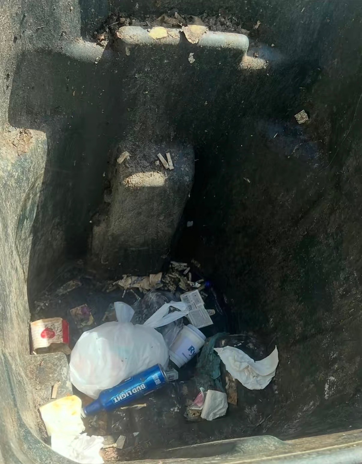 Trash bin before cleaning